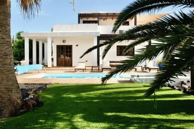 Billede av hotellet Lajares Villa-sleeps 6-free Parking-playground - nummer 1 af 11