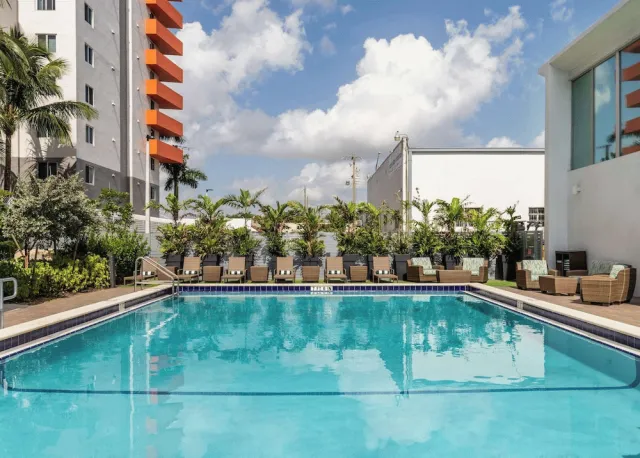 Billede av hotellet DoubleTree by Hilton Miami North I-95 - nummer 1 af 25