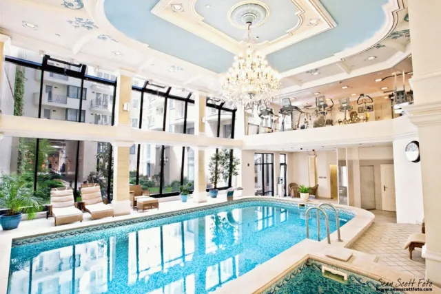 Billede av hotellet Queen's Court Hotel & Residence - nummer 1 af 10