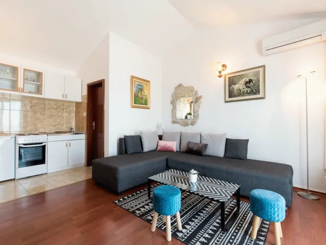 Hotellbilder av Lavish Holiday Home in Podstrana With Garden - nummer 1 av 47