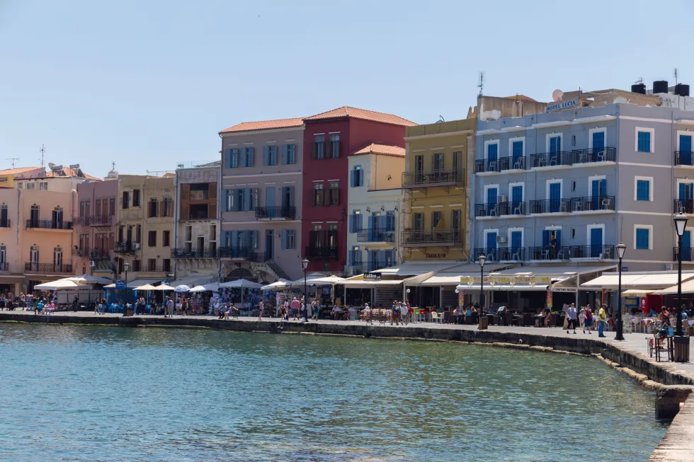 Havnen i Chania by med hyggelige caféer og restauranter 