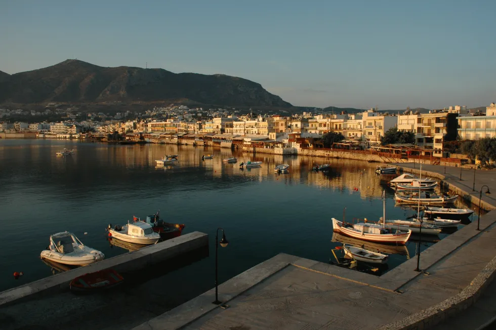 Solnedgang over havnen i Hersonissos 