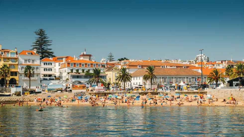 Sommerdag på Praia da Ribeira i Cascais 