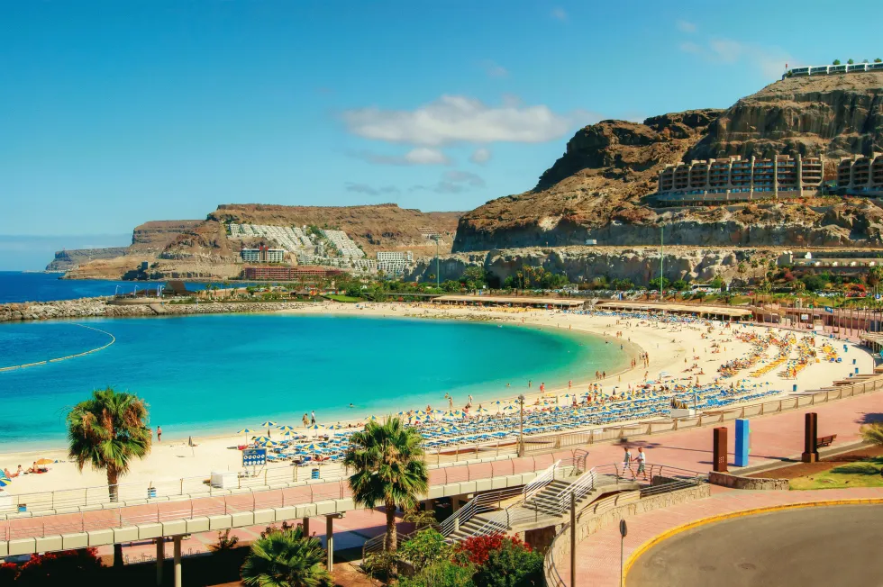 Den næsten hvide og finkornede sandstrand Playa de Amadores 