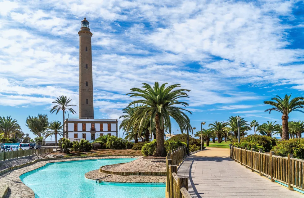 Fyrtårnet mellem Meloneras og Maspalomas. Meloneras har en fantastisk strandpromenade og smukke luksushoteller. 