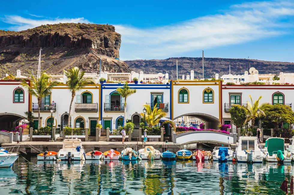 De traditionelle farverige bygninger i Puerto de Mogan 