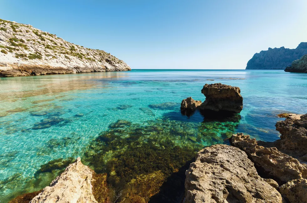 Cala San Vicente har krystalklart, turkisblåt vand 