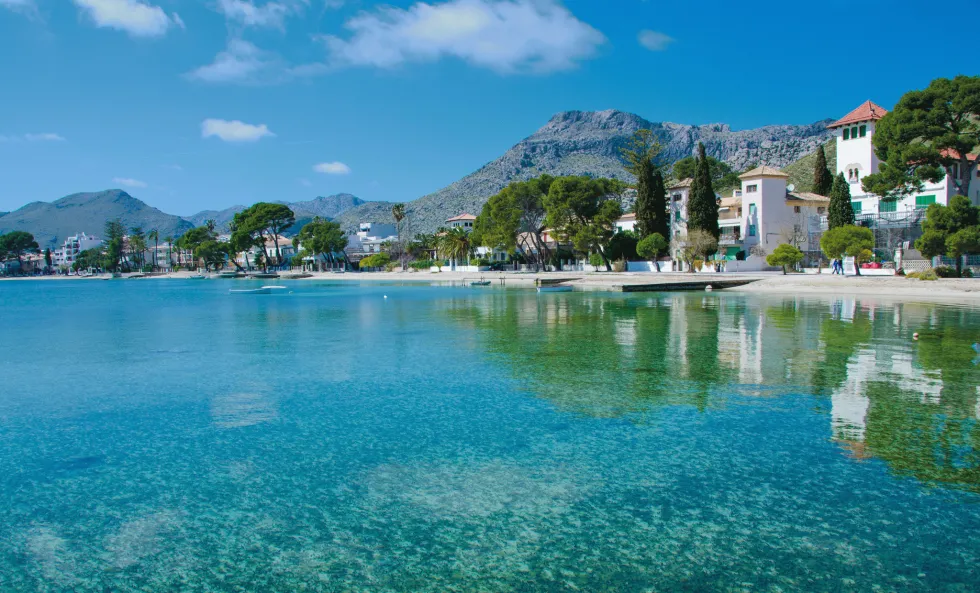 Stranden i lille charmerende Puerto Pollensa på nordsiden af ​​Mallorca 