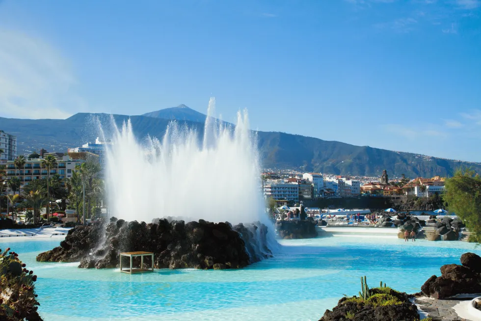 Havbadene i Puerto de la Cruz med Teide i baggrunden 